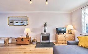 Sunny Days: Beautiful Spacious 4 Bed House